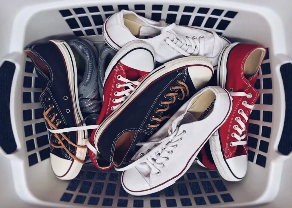 Koleksi sneakers beragam warna siap dicuci di laundry sepatu